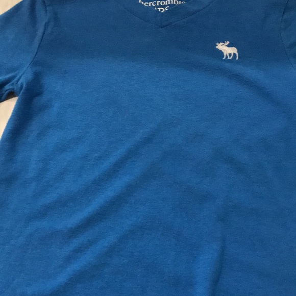 Boy blue vneck Abercrombie kids T-shirt - Picture 5 of 5